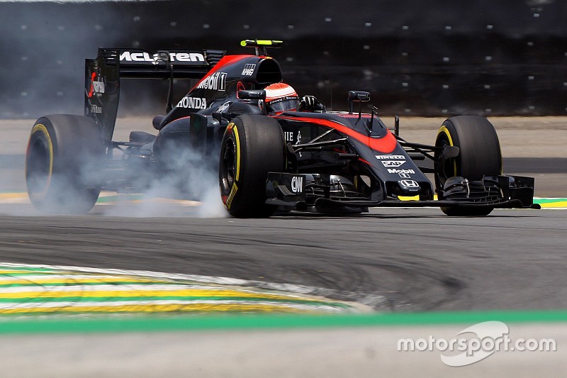 Jenson Button, McLaren MP4-30 blokkeert de banden