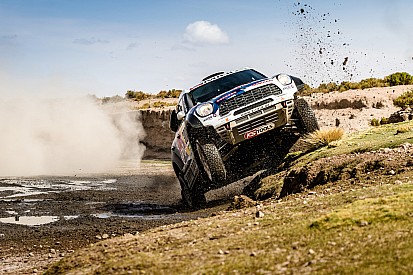 Detienen a los coches en el Dakar
