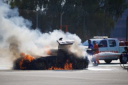 24 Ore di Dubai: va a fuoco la SLS di Assenheimer!