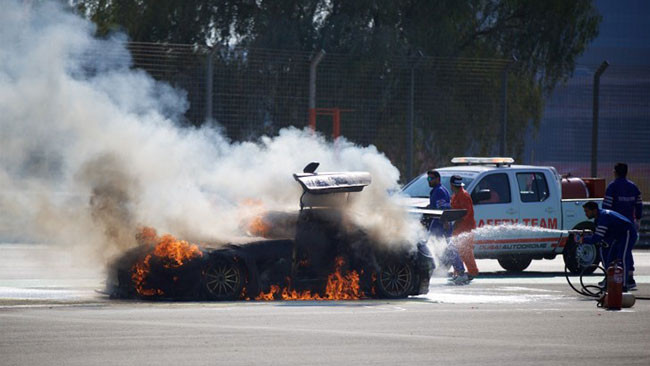 24 Ore di Dubai: va a fuoco la SLS di Assenheimer!