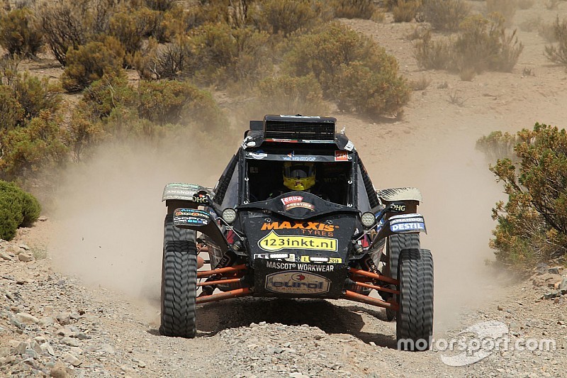 Tim Coronel haalt de finish: "Yes! We did it! Wow, wat een lekker gevoel"