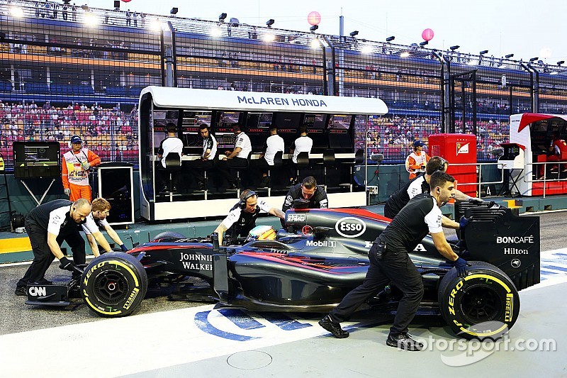 Fernando Alonso, McLaren MP4-30, in der Box