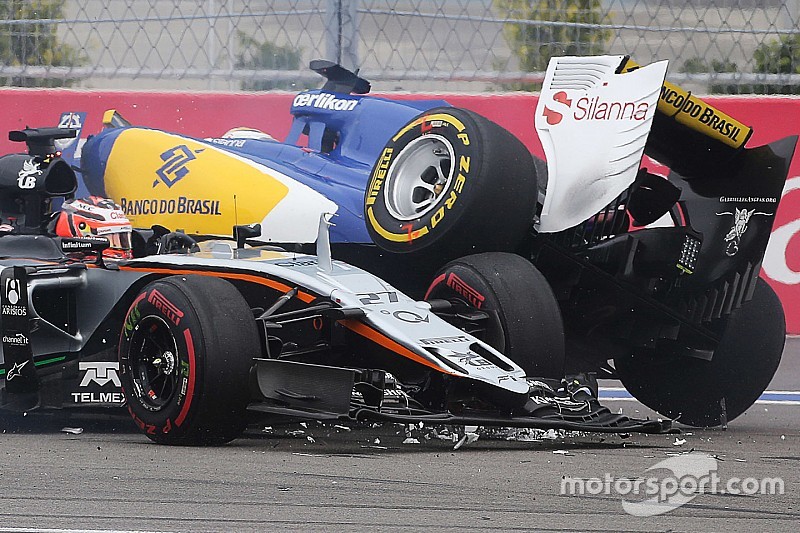 Nico Hulkenberg, Sahara Force India F1 VJM08 en Marcus Ericsson, Sauber F1 Team crash