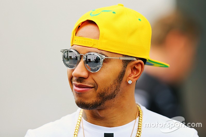 VIDEO: Captan a Lewis Hamilton cargando ¡un tigre!