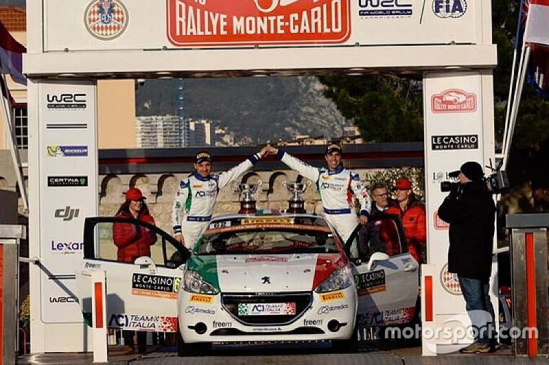 Podio WRC3: terzi classificati, Fabio Andolfi e Manuel Fenoli, Peugeot 208 R2