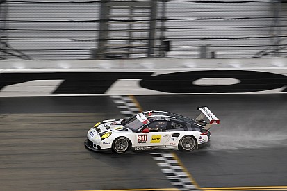 Les Porsche 911 RSR devancent les Prototypes sous la pluie !