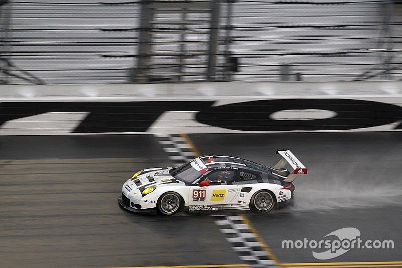 Les Porsche 911 RSR devancent les Prototypes sous la pluie !