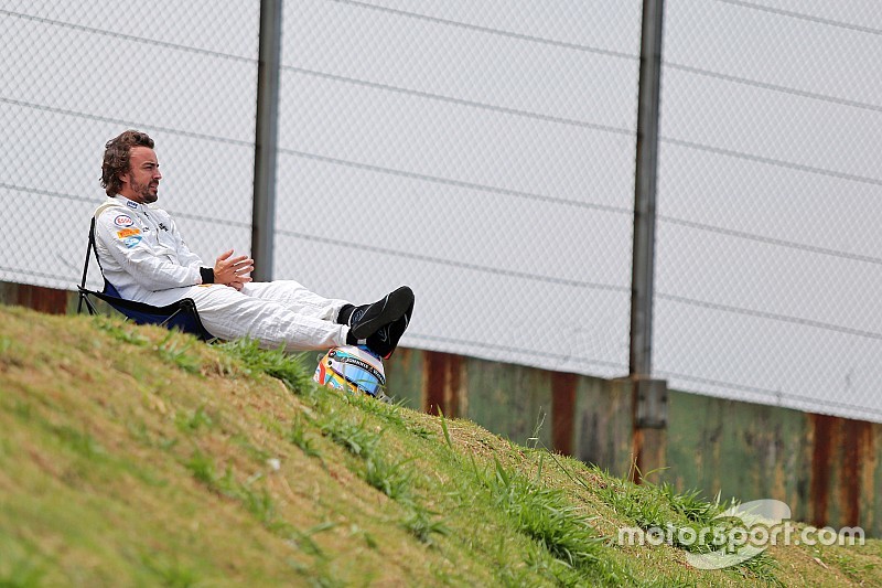 Fernando Alonso, McLaren observa la calificación sentado en una silla a un lado del circuito después