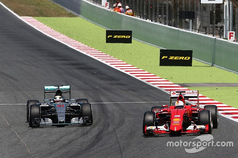 Sebastian Vettel, Ferrari SF15-T en Lewis Hamilton, Mercedes AMG F1 W06, strijden om positie