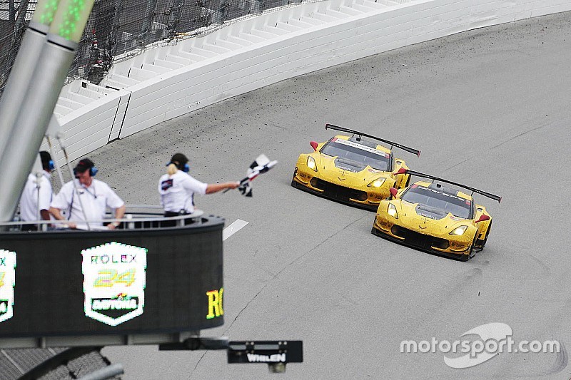 #4 Corvette Racing Chevrolet Corvette C7.R : Oliver Gavin, Tommy Milner, Marcel Fässler, #3 Corvette Racing Chevrolet Corvette C7.R : Antonio Garcia, Jan Magnussen, Mike Rockenfeller passe sous le drapeau à damiers