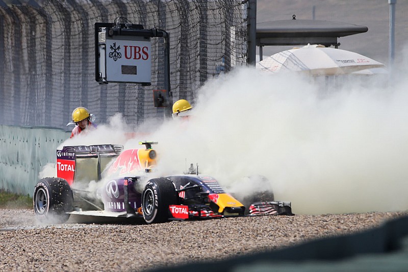 Daniil Kvyat, Red Bull Racing RB11 a abandonné avec un moteur cassé