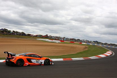 12h Bathurst: McLaren gewinnt den Start – Kollision Ferrari/Lambo