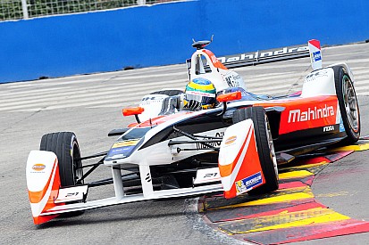 Após batida, Senna celebra "ponto mais sofrido da carreira"