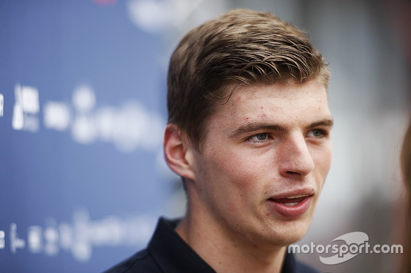 Video: Max Verstappen scheurt over het ijs, maar ging alles goed?