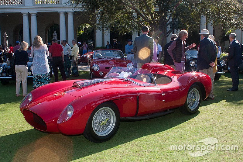 Ferrari de 1957 é leiloada por R$ 140 milhões na França