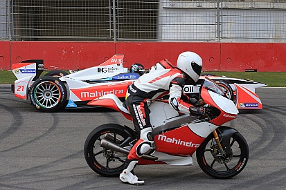 Mahindra faz show com carro da F-E e moto da Moto3 na Índia