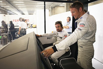 Button e Alonso participam de campanha com vídeo 360°