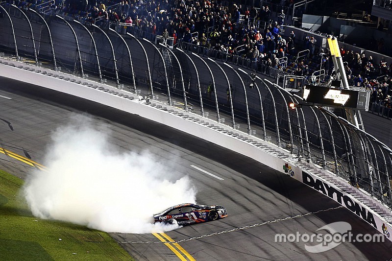 Le vainqueur Denny Hamlin, Joe Gibbs Racing Toyota