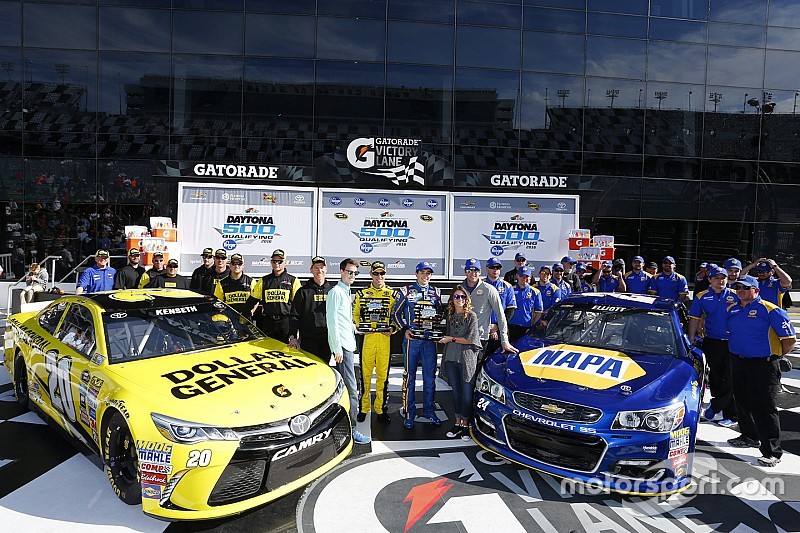 1. Startreihe beim 58. Daytona 500: Polesitter Chase Elliott, Hendrick Motorsports Chevrolet (rechts), 2. Matt Kenseth, Joe Gibbs Racing Toyota (links)