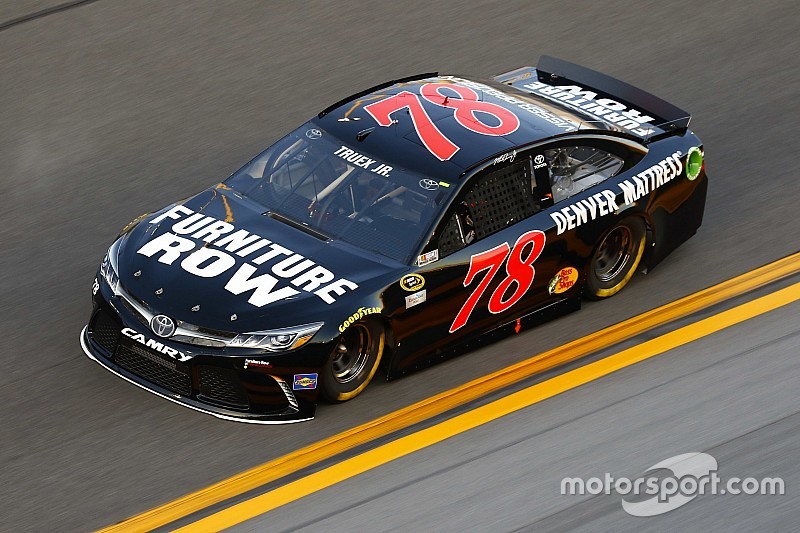 NASCAR penalizó a Truex, Harvick y Vickers tras calificación