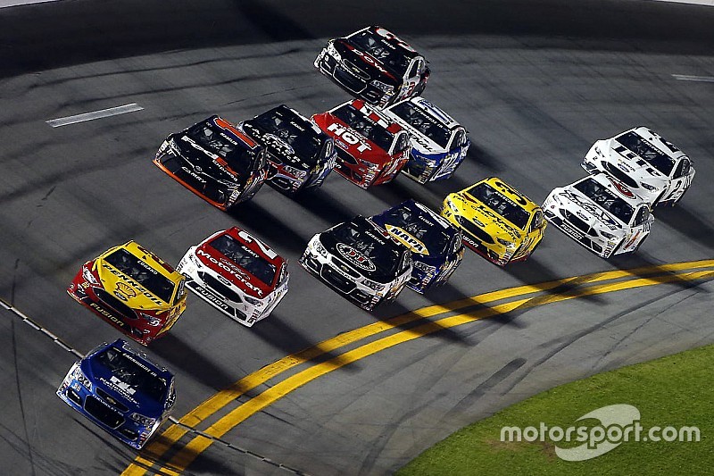 Dale Earnhardt Jr et Kyle Busch gagnent les Duels