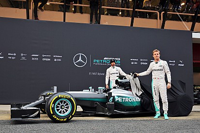 Hamilton en Rosberg ontsluieren nieuwe Mercedes W07