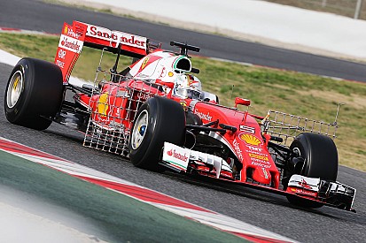 Vettel klokt snelste tijd op ochtend eerste testdag