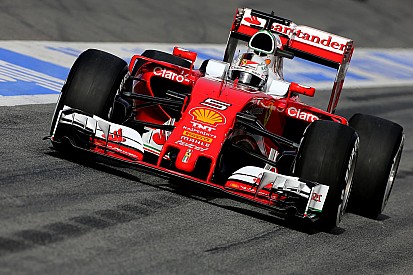 Vettel leidt de dans op eerste testdag in Barcelona