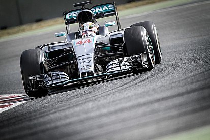 Mercedes planeja introduzir peças "diferentes" nos testes