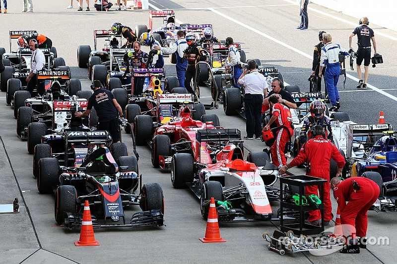 De wagens in parc ferme na de race