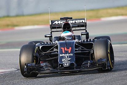Alonso enfrenta problemas e não completa voltas pela manhã