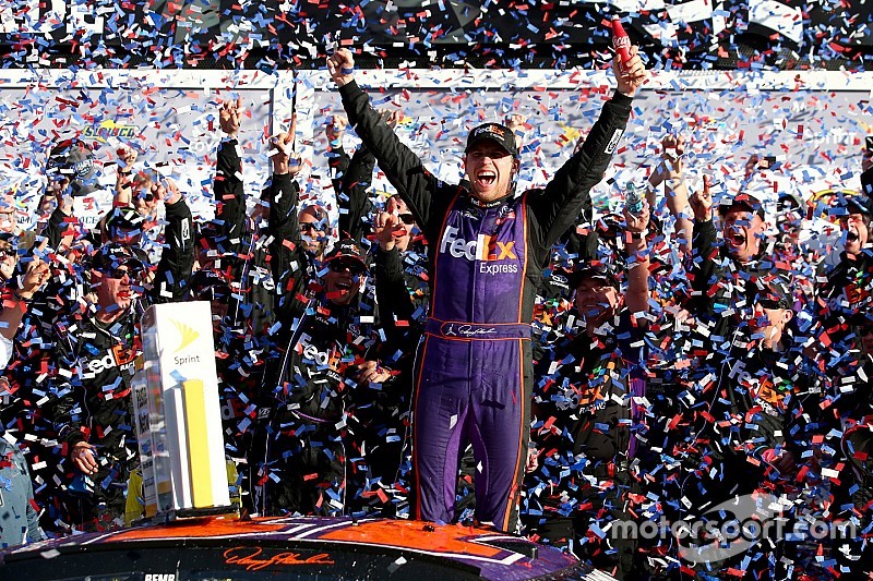 Le vainqueur Denny Hamlin, Joe Gibbs Racing Toyota