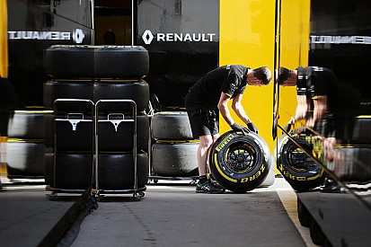 Gaat Pirelli 2017-banden met V8 aangedreven auto testen?