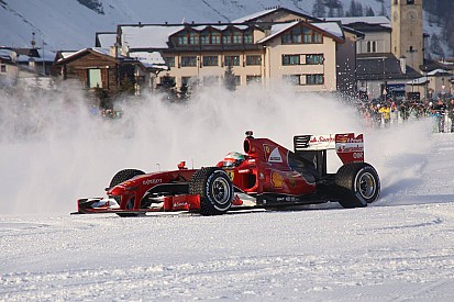 Ferrari faz exibição com carro de F1 na neve