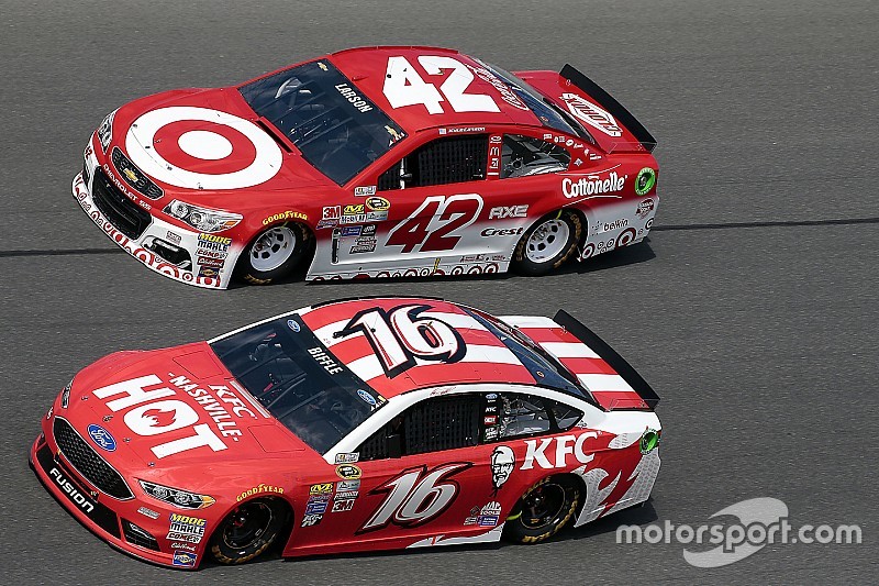 Kyle Larson manda en la práctica del viernes