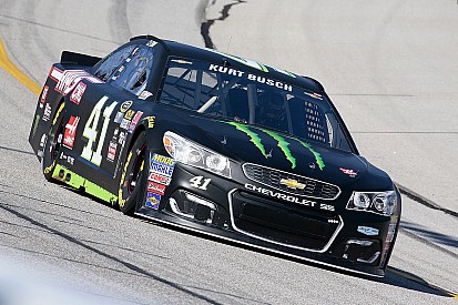 Kurt Busch larga na pole após desclassificação de Kyle
