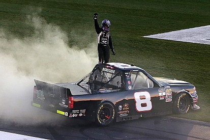 Grande acidente dá vitória em Atlanta para Nemechek
