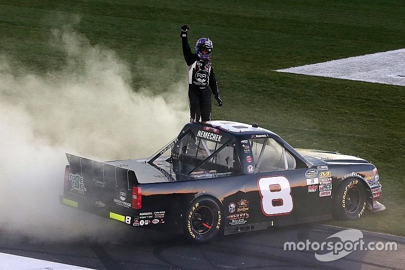 Grande acidente dá vitória em Atlanta para Nemechek