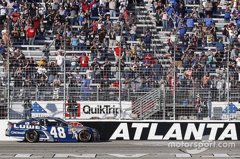 Sieger Jimmie Johnson, Hendrick Motorsports Chevrolet mit seinem Team