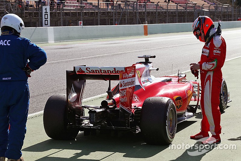 Kimi Raikkonen, Ferrari SF16-H fermo alla fine della pit lane