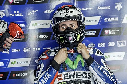 Rossi valt en Lorenzo snelste tijdens dag 1 van Qatar-test