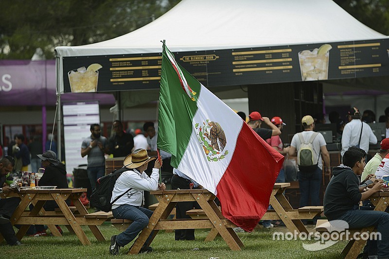 Un fan con la bandera de México