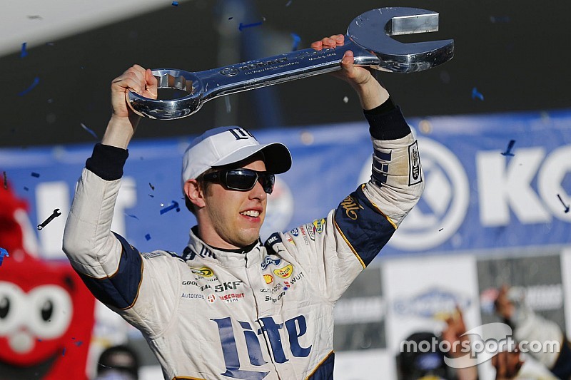 Le vainqueur Brad Keselowski, Team Penske Ford