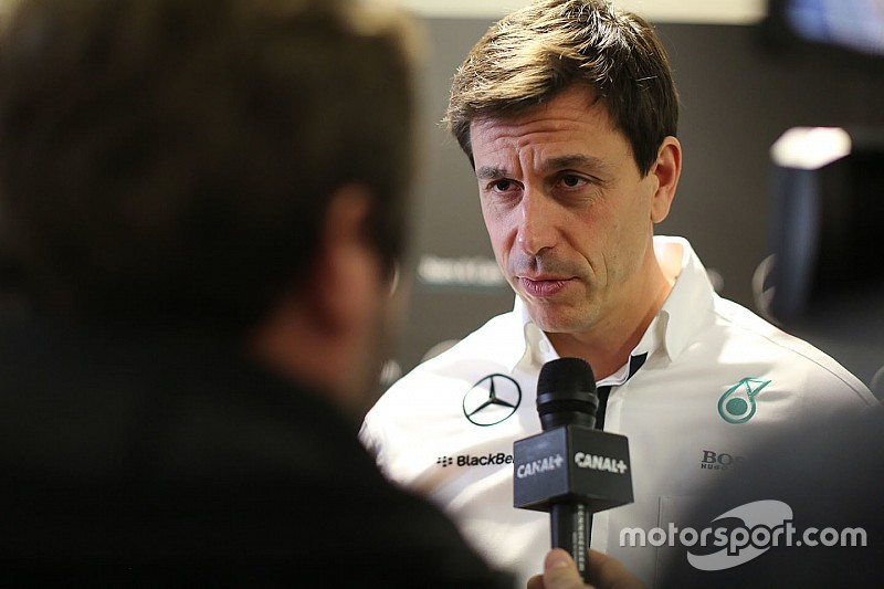 Toto Wolff, Mercedes AMG F1 aandeelhouder en directeur met de media