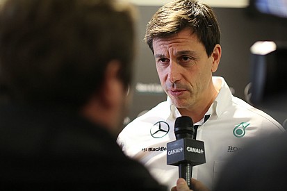 Chefe da Mercedes vende últimas ações da Williams