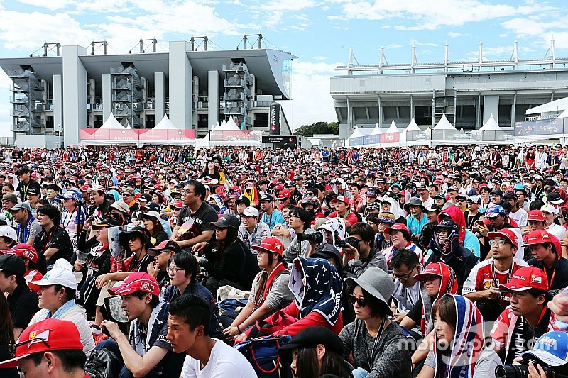 Los aficionados en el estadio