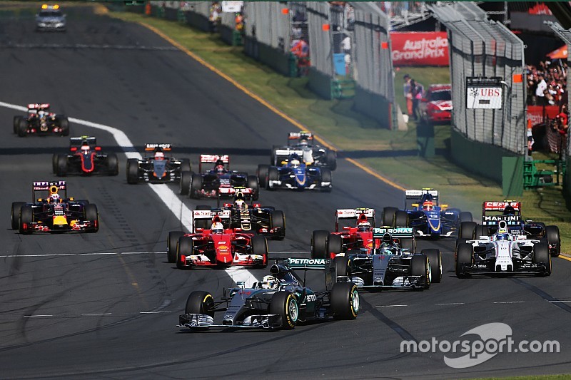 Lewis Hamilton, Mercedes AMG F1 W06, leidt tijdens de start van de race