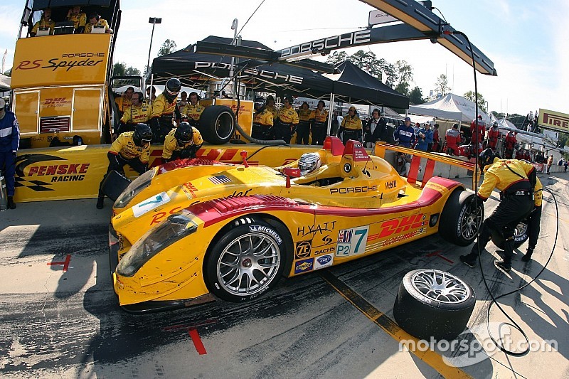 Pitstop pour la Porsche RS Spyder #7 Penske Motorsports : Lucas Luhr, Romain Dumas, Mike Rockenfeller