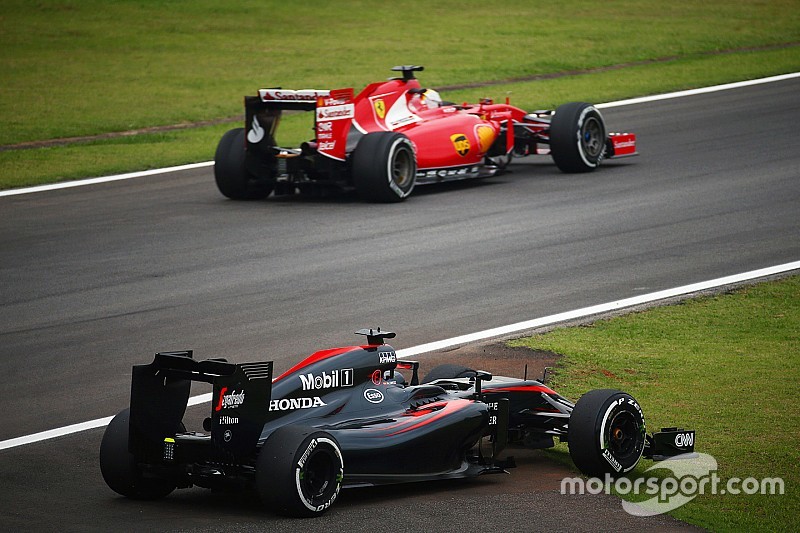 De McLaren MP4-30 van Fernando Alonso, McLaren wordt in de tweede vrije training gepasseerd door Seb