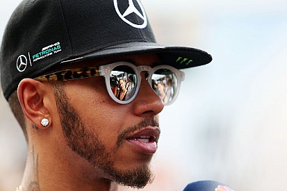 Com chuva, Hamilton lidera primeiro treino do ano